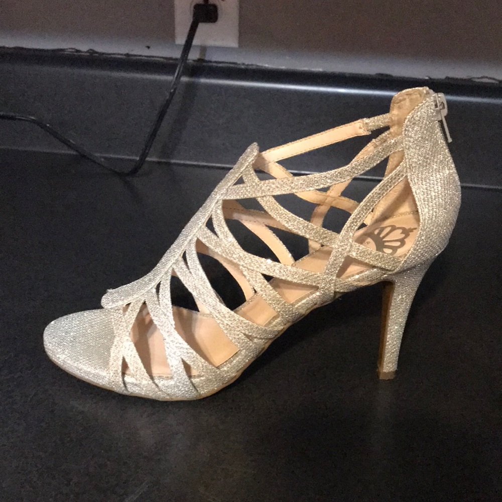 Selling 3/4 sliver glitter shoes